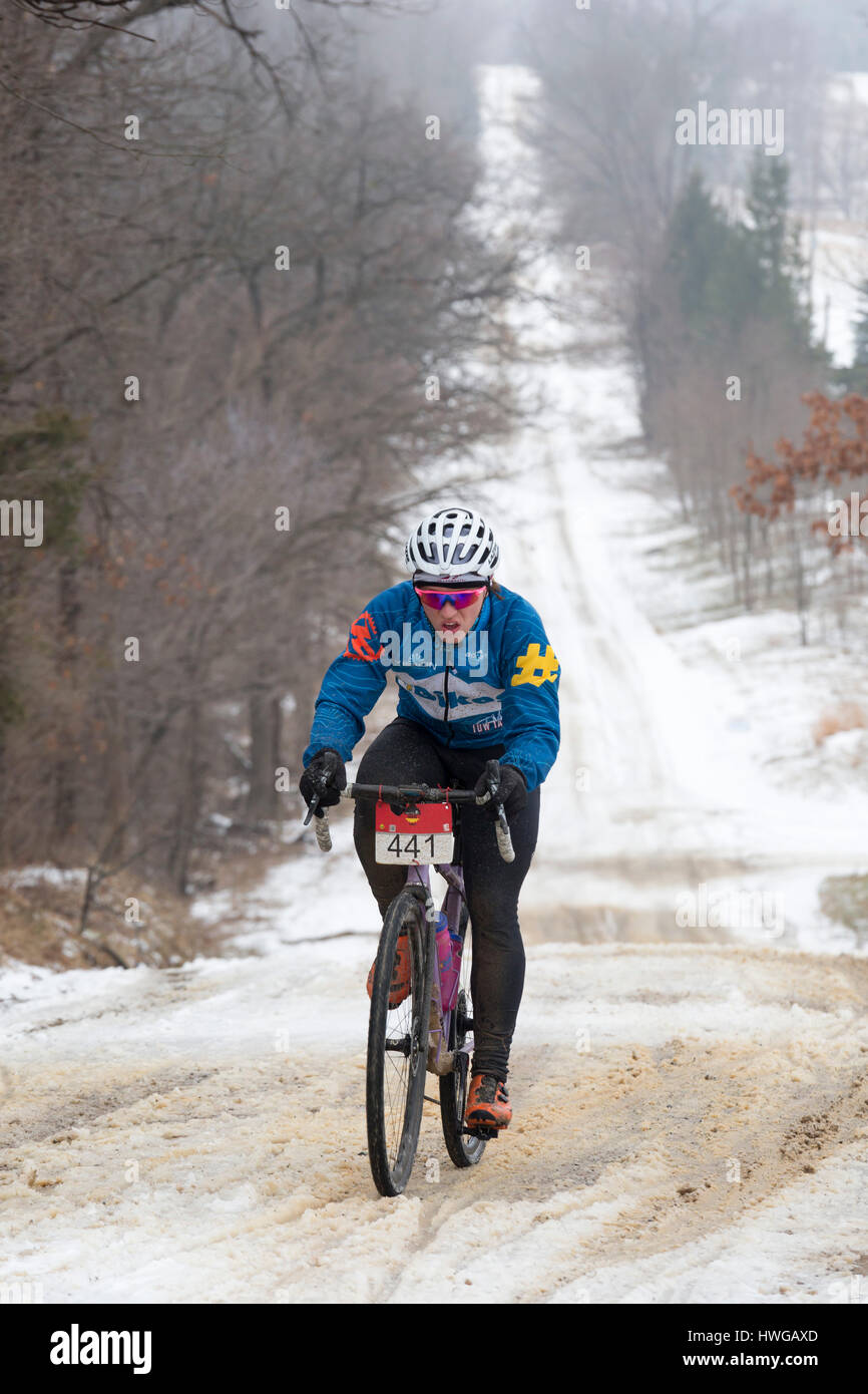 Erba sul Lago Michigan - un pilota della 100K Waterloo G&G strada di ghiaia gara sulle strade che attraversano la Waterloo Stato Area ricreativa. Foto Stock