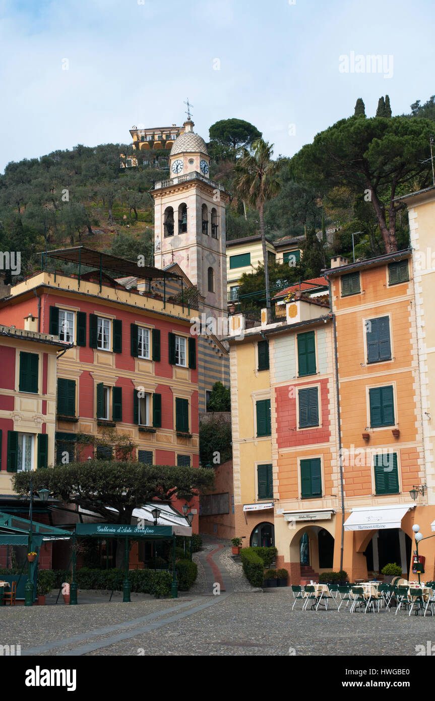 Campanile del XII secolo la chiesa di San Martino si vede dalla Piazzetta, la piazzetta di Portofino, in un villaggio di pescatori con case colorate Foto Stock