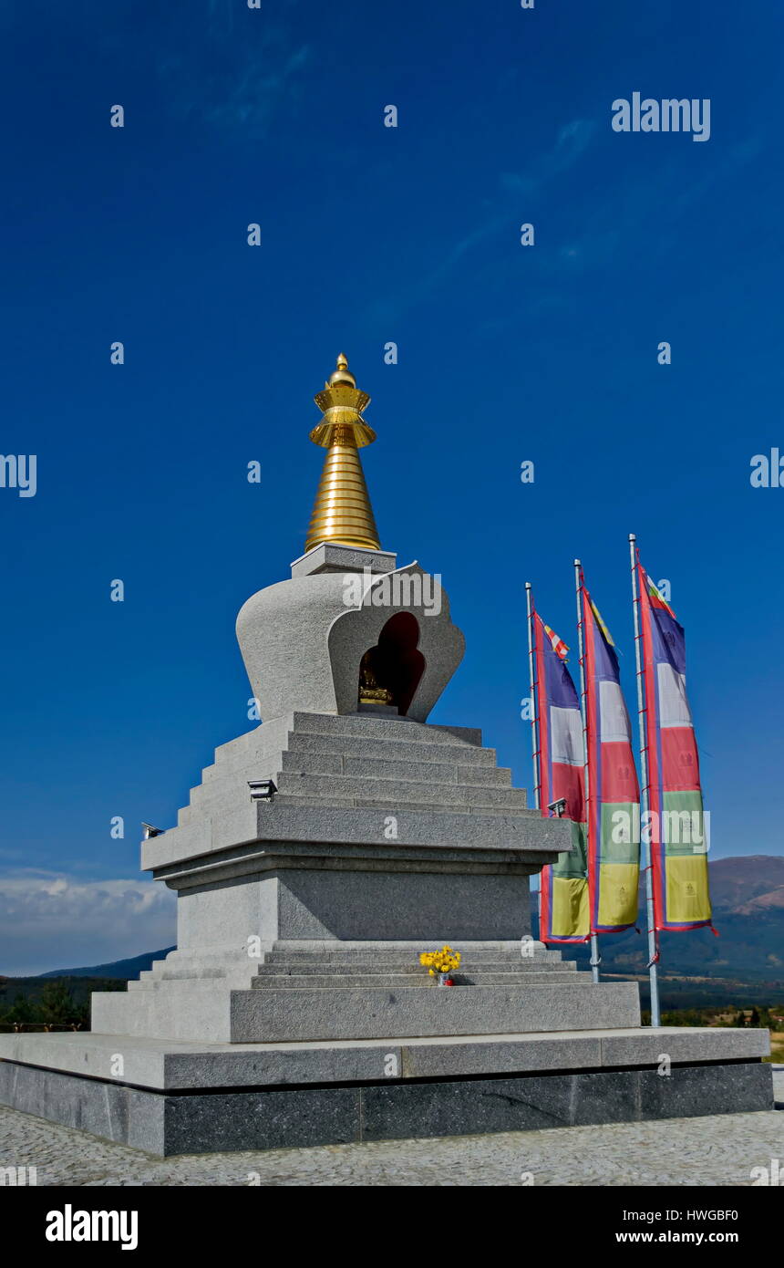 Vista della stupa buddisti Sofia nel centro di ritiri Plana - Diamondway del Buddismo in Bulgaria. Foto Stock