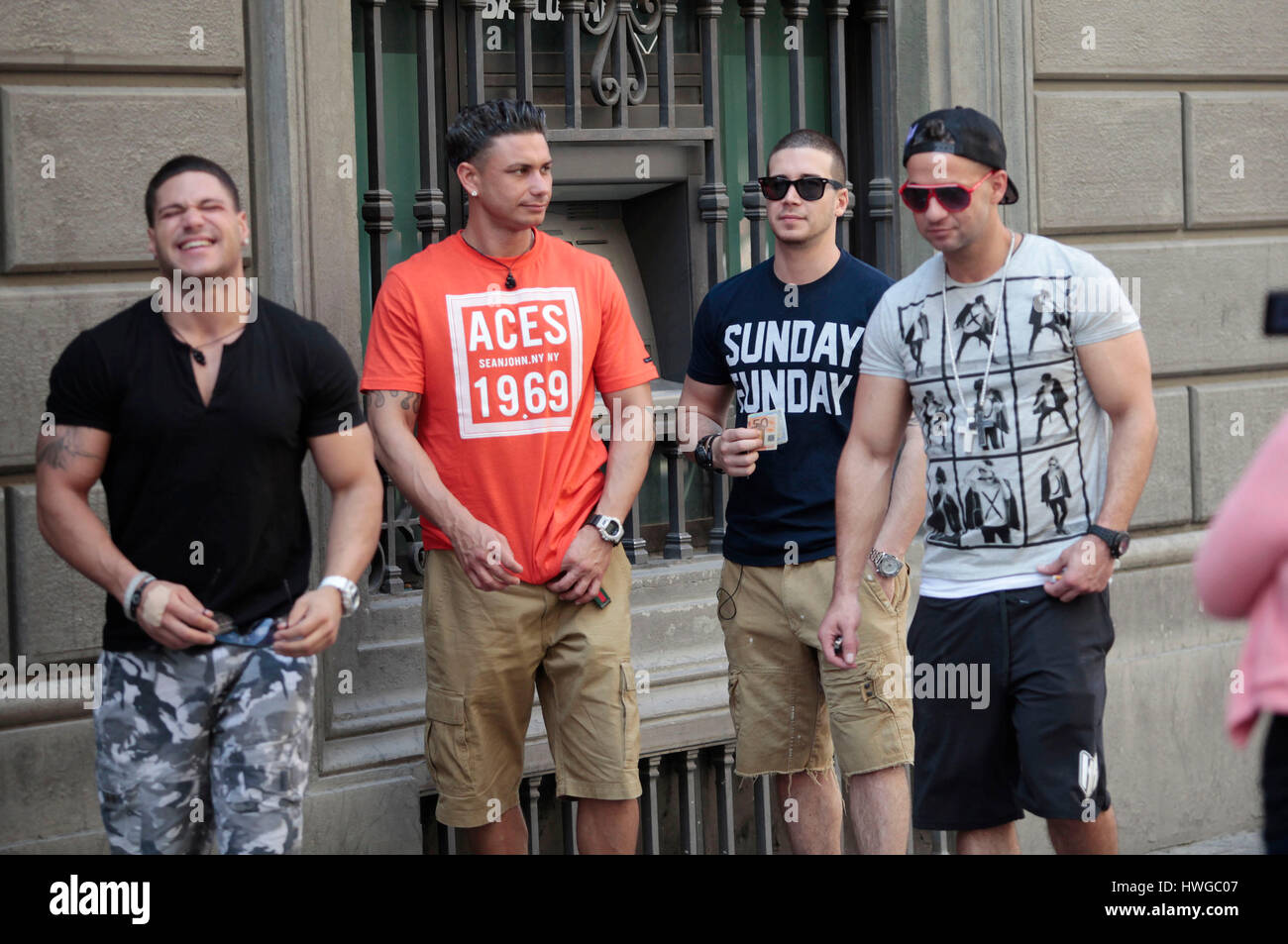 Ronnie Ortiz-Magro,DJ Pauly D,Vinny Guadagnino e Mike "la situazione' Sorrentino prendere euro fuori una macchina ATM durante la quarta stagione di MTV "Jersey Shore in Firenze, Italia, il 22 maggio 2011. Foto di Francesco Specker Foto Stock