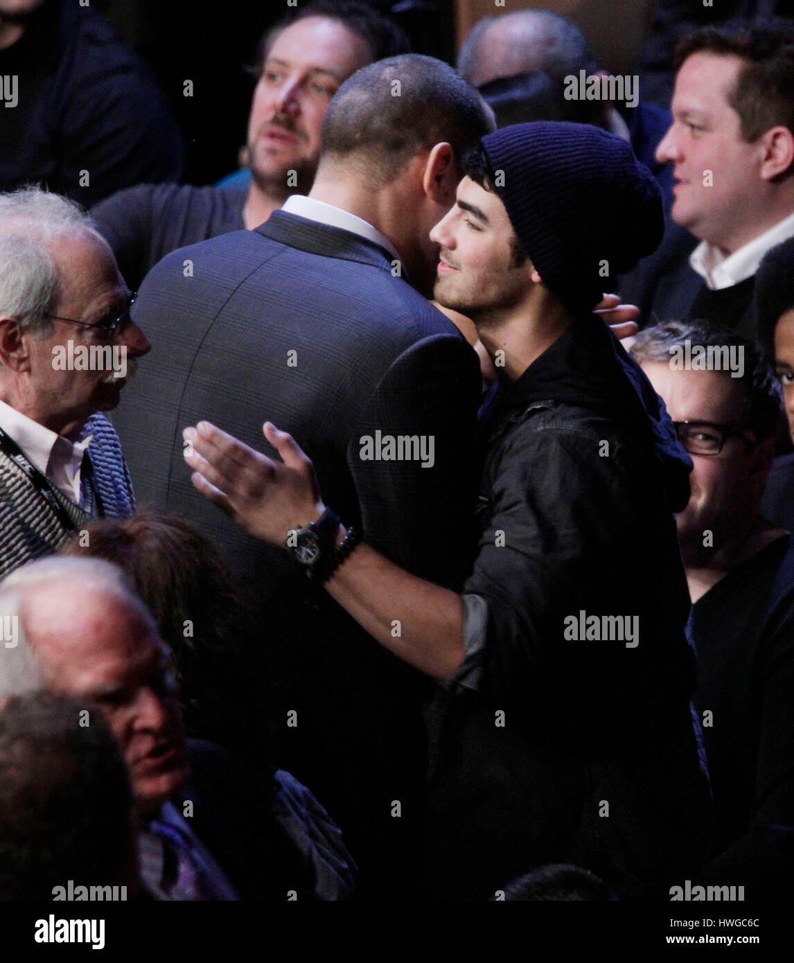 Joe Jonas, destra saluta UFC Campione Junior dos Santos a UFC 141 a Las Vegas, Nevada sul dicembre 30, 2011. Foto di Francesco Specker Foto Stock