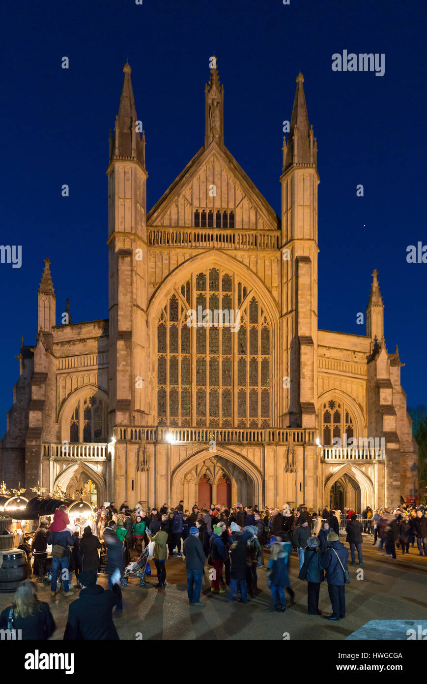 La cattedrale di Winchester al tramonto, a Natale; Winchester Regno Unito, Winchester, Hampshire REGNO UNITO Foto Stock