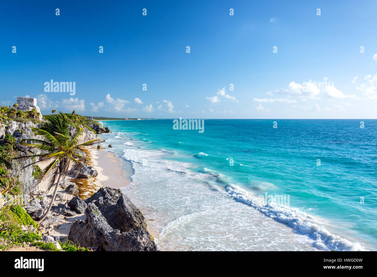 Ampio angolo di visione del bellissimo Mar dei Caraibi e le rovine di Tulum in Messico Foto Stock