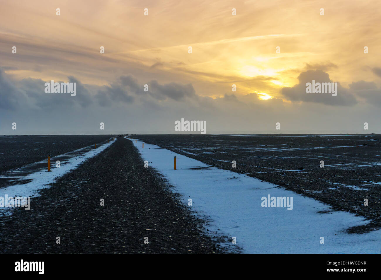 Incantevole paesaggio invernale, ventoso e coperto di neve con bellissimo cielo, freddo gelido meteo, la bellezza della natura Islanda Foto Stock