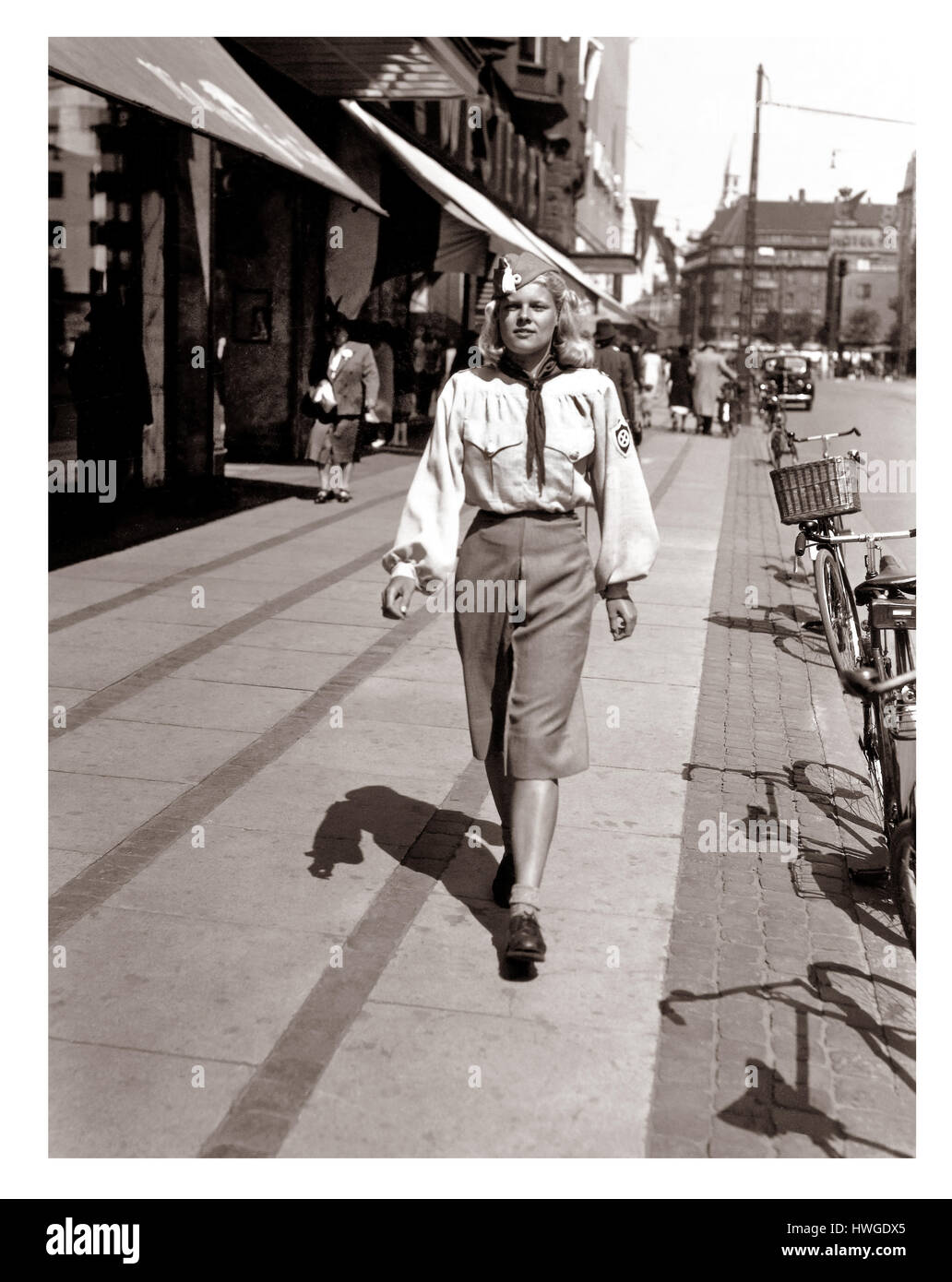 La bionda teenage del Partito nazista degli anni 30 è orgogliosa di camminare nell'uniforme del Partito nazionalsocialista dei lavoratori di Danimarca (Nationalsocialistiske Arbejderparti; DNSAP), il più grande partito nazista della Danimarca prima e durante la seconda guerra mondiale. Seconda guerra mondiale Foto Stock