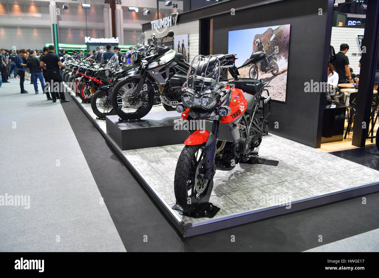 NONTHABURI - novembre 30: Trionfo Tiger 800 XRT motociclo sul display in Thailandia International Motor Expo 2016 il 30 novembre 2016 a Nonthaburi, T Foto Stock