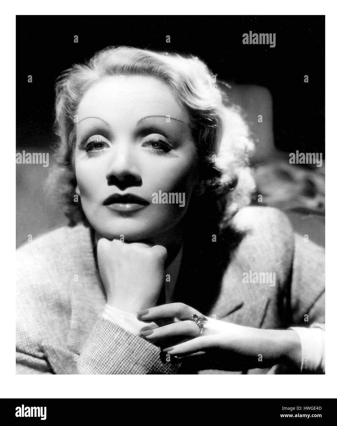 GRETA GARBO HOLLYWOOD B&W elegante e morbido ritratto da studio di Greta Garbo 1905-1990 Foto Stock