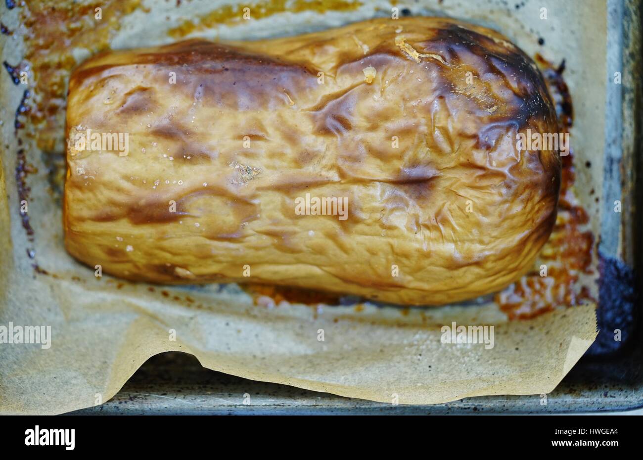 Arrosto di zucca su una placca da forno Foto Stock