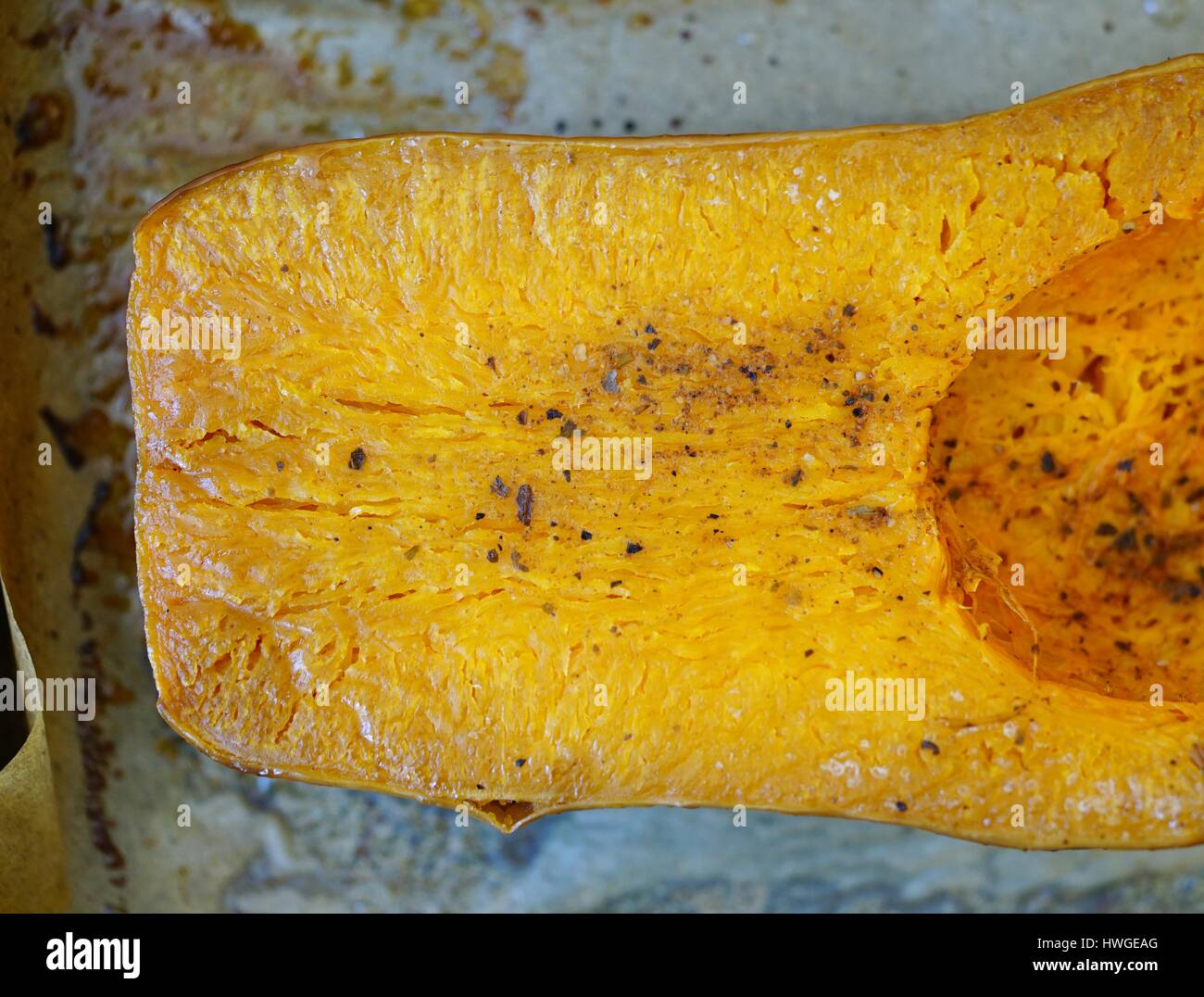 Arrosto di zucca su una placca da forno Foto Stock