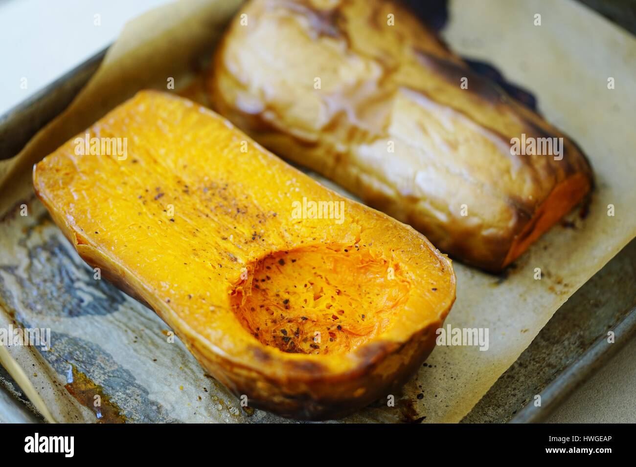 Arrosto di zucca su una placca da forno Foto Stock