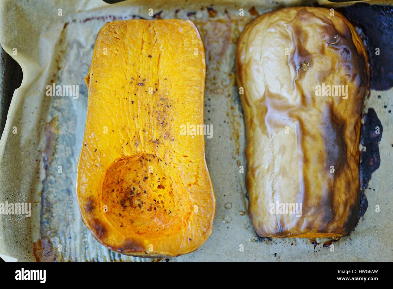 Arrosto di zucca su una placca da forno Foto Stock