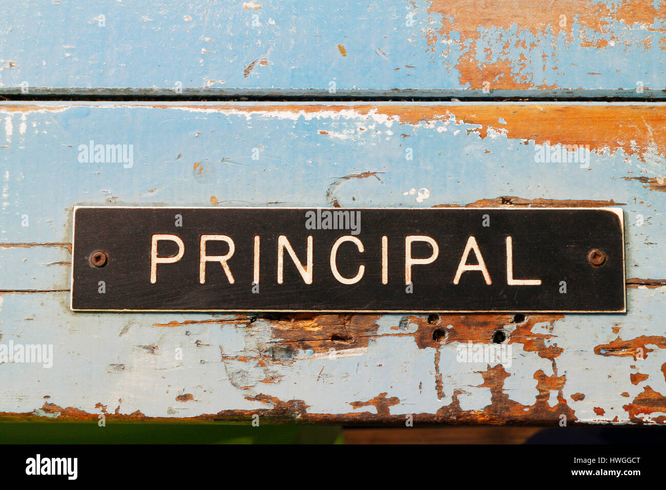 Indossato distressed scuola principale segno sulla vecchia porta Foto Stock