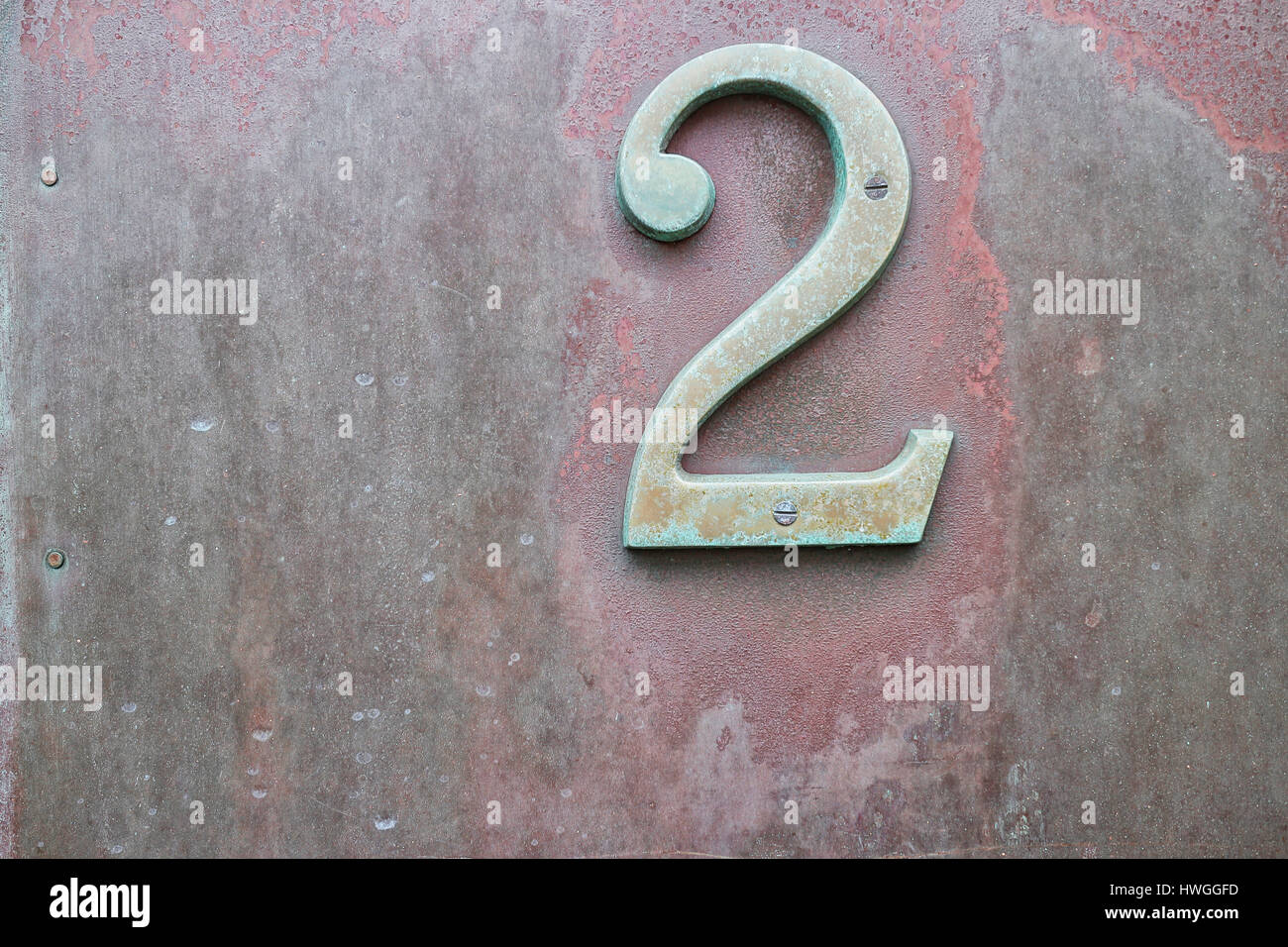 Erosi metel numero 2 sulla porta invecchiato Foto Stock