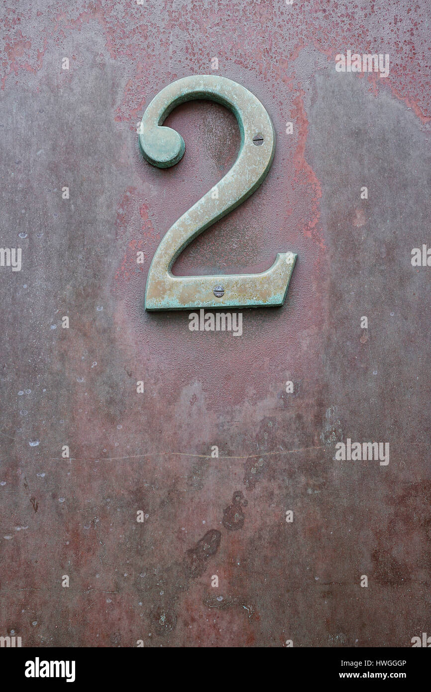 Erosi metel numero 2 sulla porta invecchiato Foto Stock