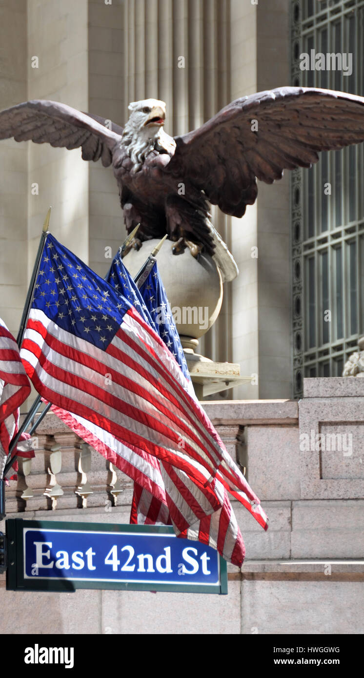 New York, Stati Uniti d'America - 07 Aprile 2008: Eagle & bandiere sul Grand Central Terminal, East 42th Street. Foto Stock