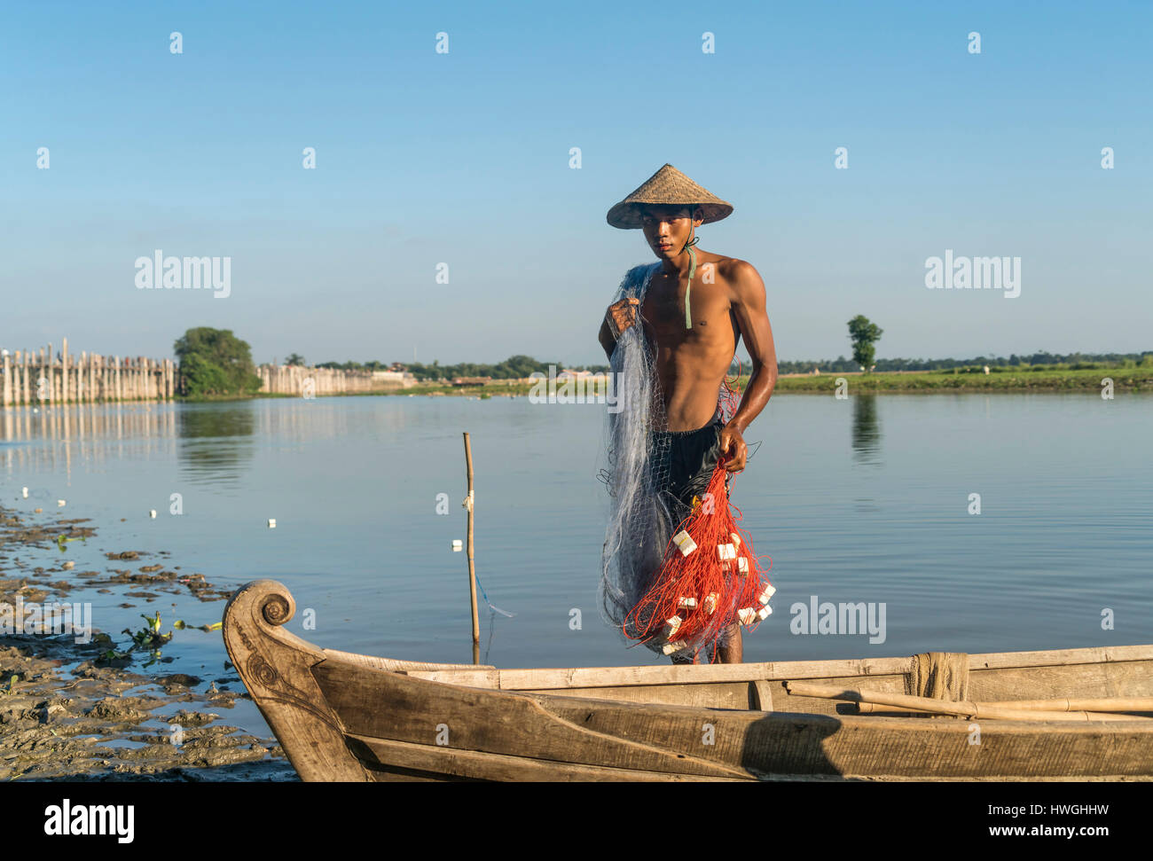 Pescatore sul lago Taungthaman, sul retro U Bein Bridge, Amarapura, Mandalay Myanmar Foto Stock