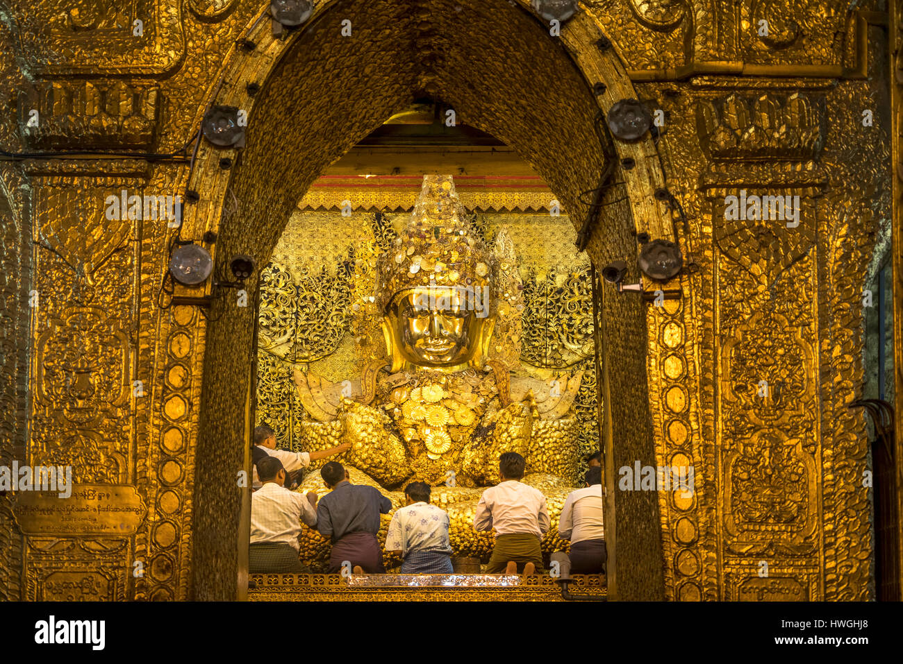 Saint golden Buddha nella Pagoda Mahamuni, la gente del posto la preghiera, Mandalay Myanmar Foto Stock