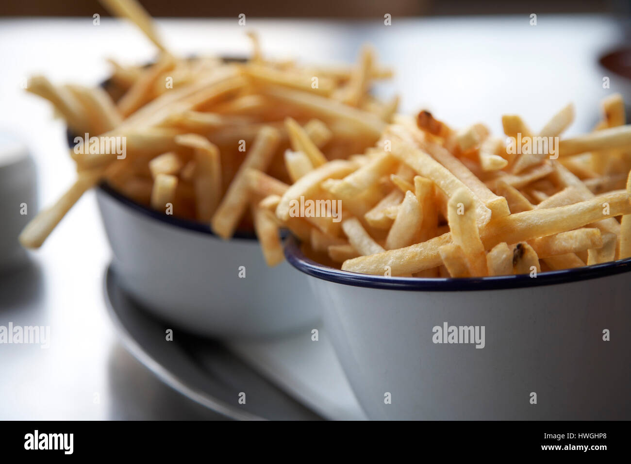 Le patatine fritte chips in smalto bocce Foto Stock