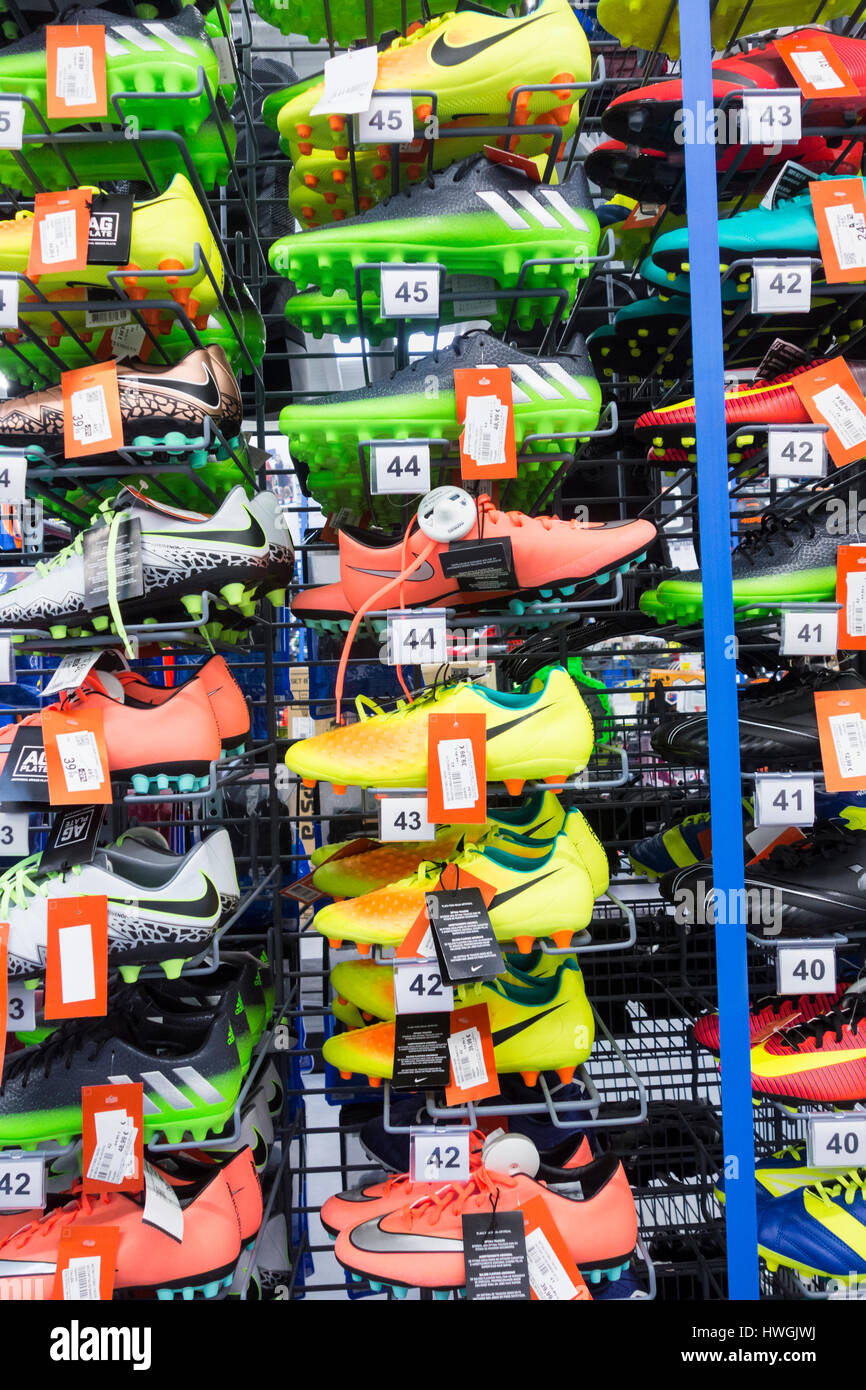 Le scarpe da calcio Nike nel negozio Decathlon, Spagna Foto stock - Alamy