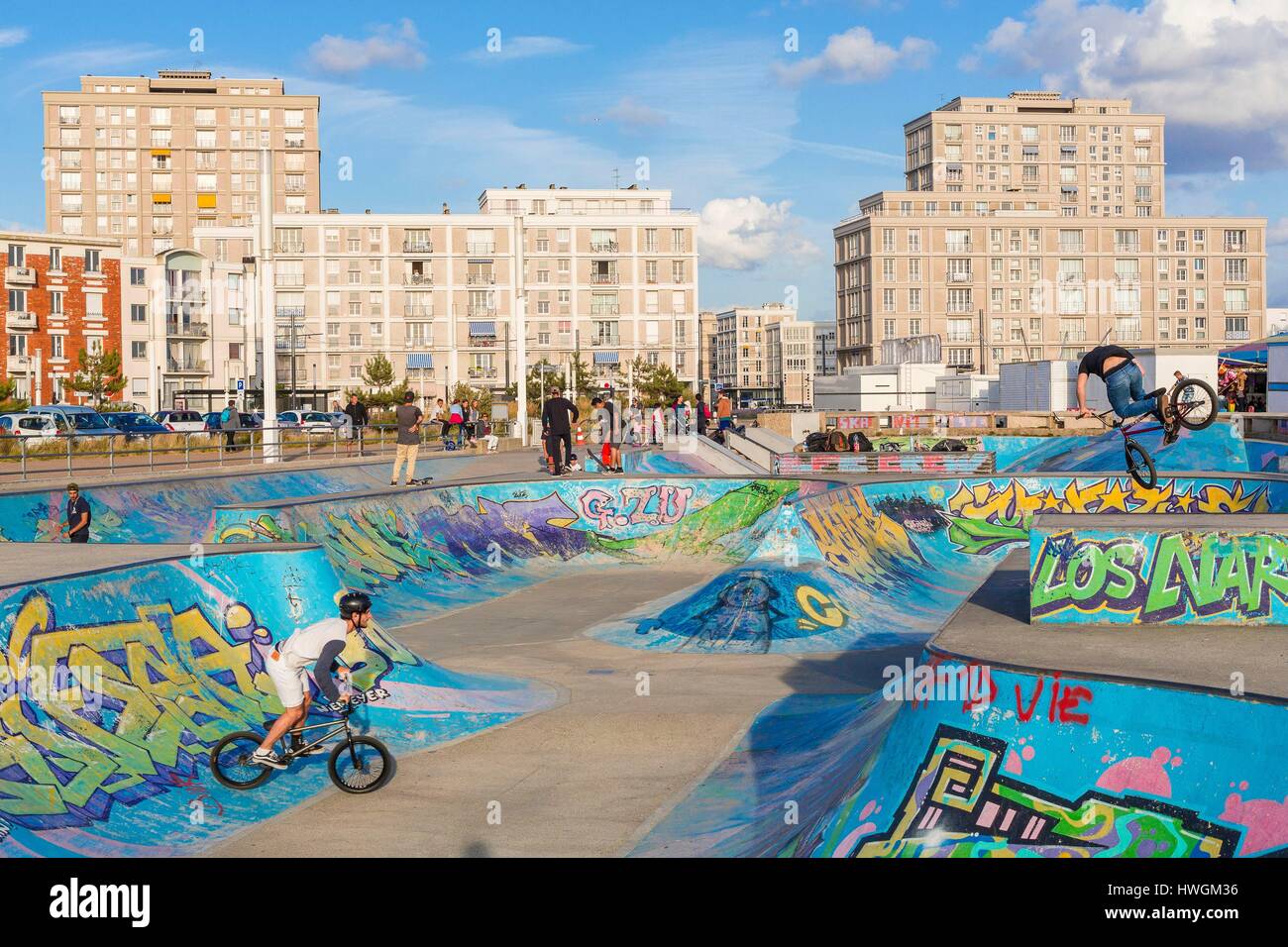 Francia, Seine Maritime, Le Havre, centro città elencati come patrimonio mondiale dall' UNESCO, skatepark sul lungomare con au Porte Oceane da Auguste Perret (1956) Foto Stock