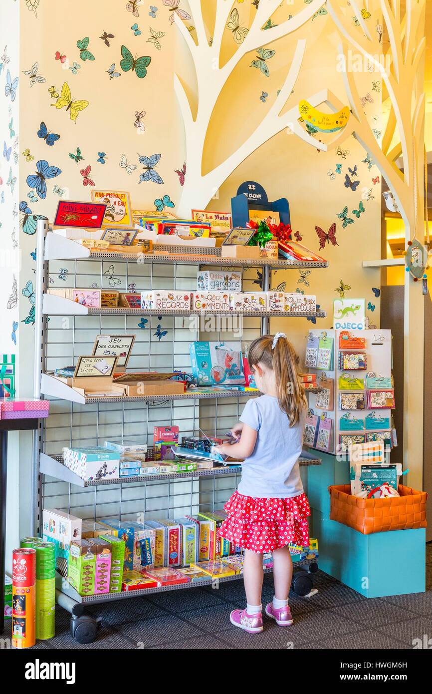 Francia, Seine Maritime, Le Havre, centro città elencati come patrimonio mondiale dall' UNESCO, bookshop La Galerne creato nel 1982 ed offre 70.000 titoli, sezione giovani Foto Stock