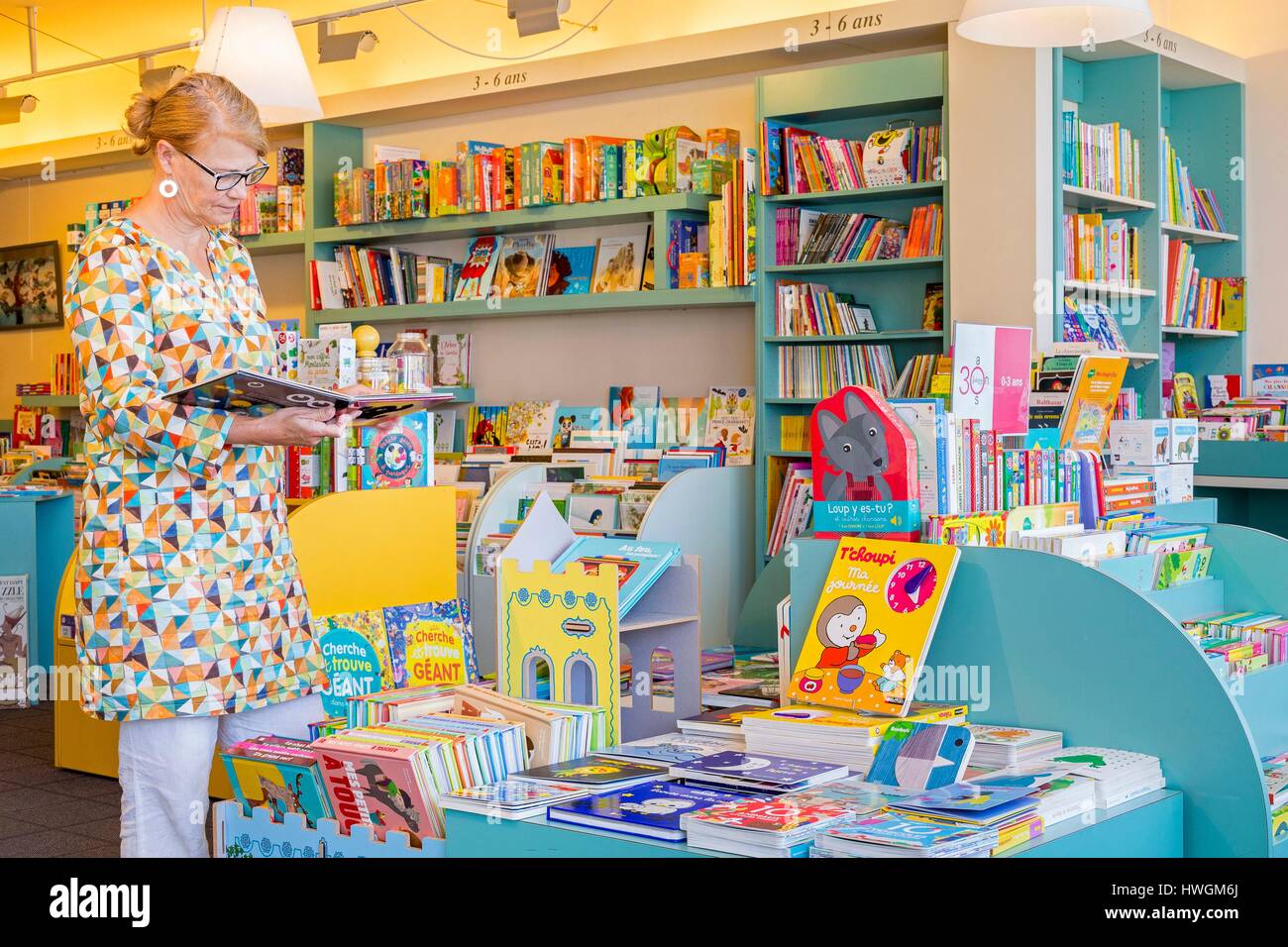 Francia, Seine Maritime, Le Havre, centro città elencati come patrimonio mondiale dall' UNESCO, bookstore La Galerne creato nel 1982 ed offre 70.000 titoli, sezione giovani Foto Stock