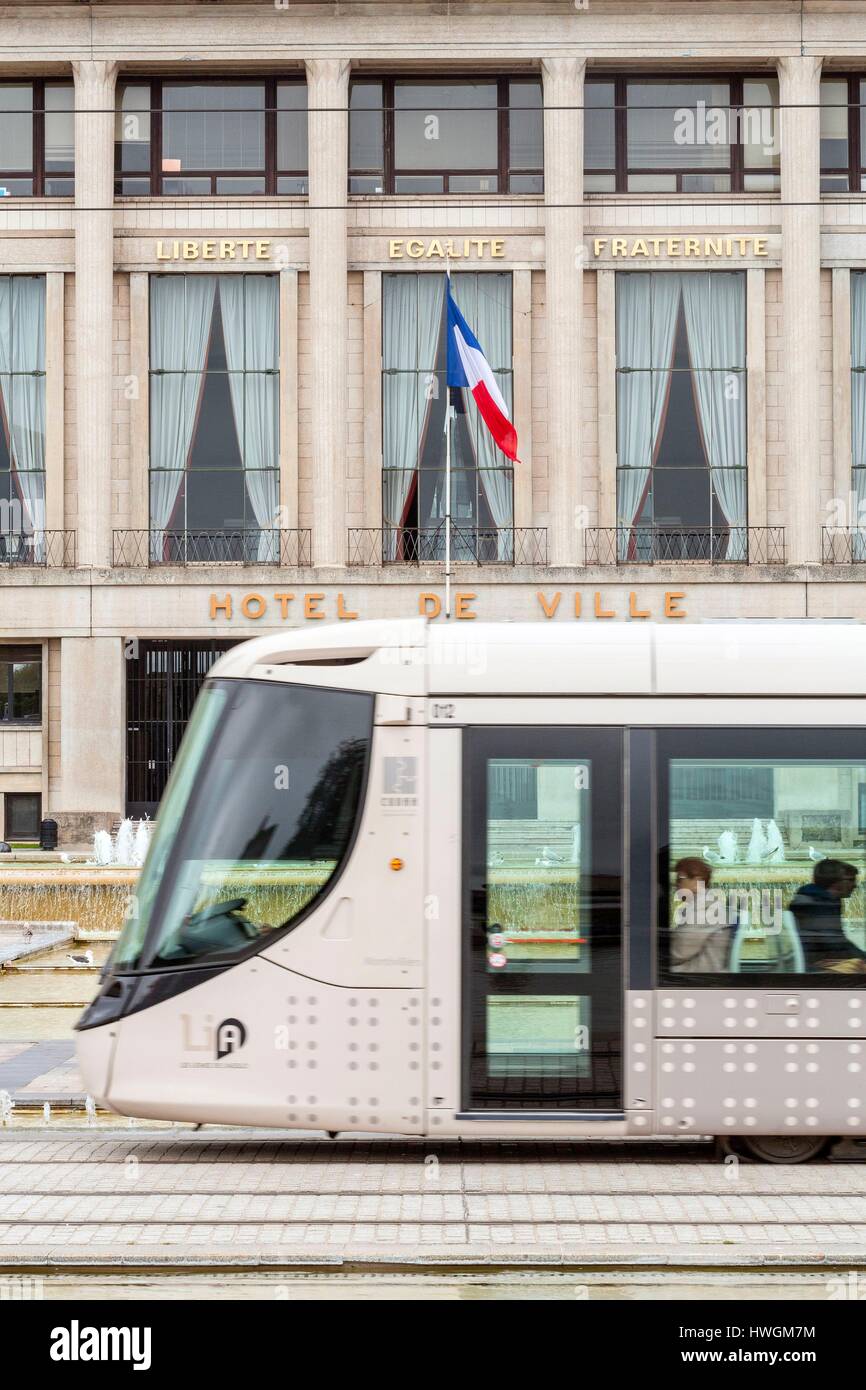 Francia, Seine Maritime, Le Havre, centro città elencati come patrimonio mondiale dall' UNESCO, Municipio progettato dagli architetti Auguste Perret e Jacques Tournant e inaugurato nel 1958, parvis con tram Foto Stock