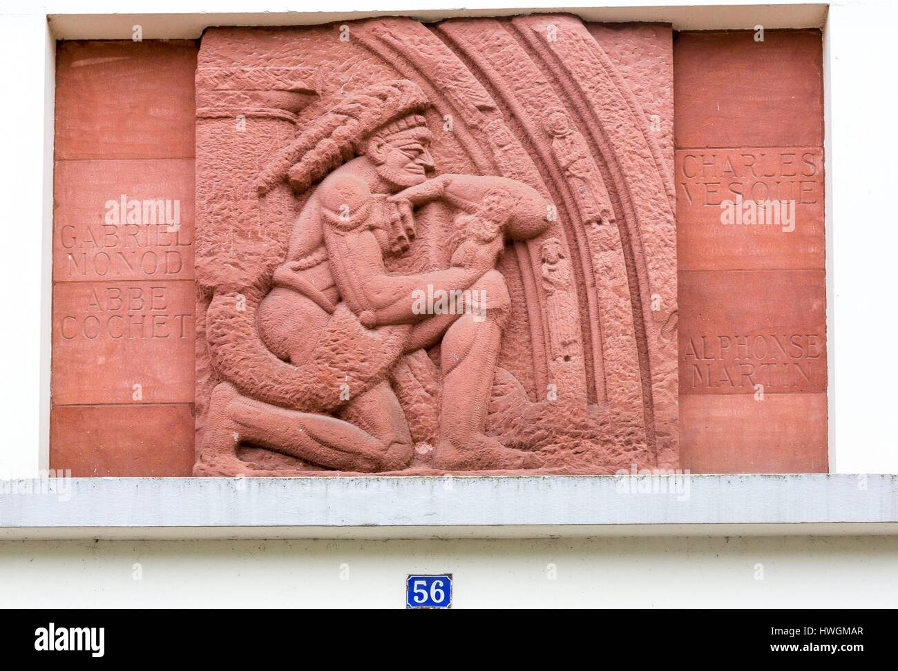 Francia, Seine Maritime, Le Havre, centro città elencati come patrimonio mondiale dall' UNESCO, 56 Avenue Foch, edificio del blocco V4, scolpito a bassorilievo in pietra realizzato da Pierre Colombo sul tema degli scienziati: Gabriel Monod, Abate Cochet, Charles Vesque e Alphonse Martin Foto Stock