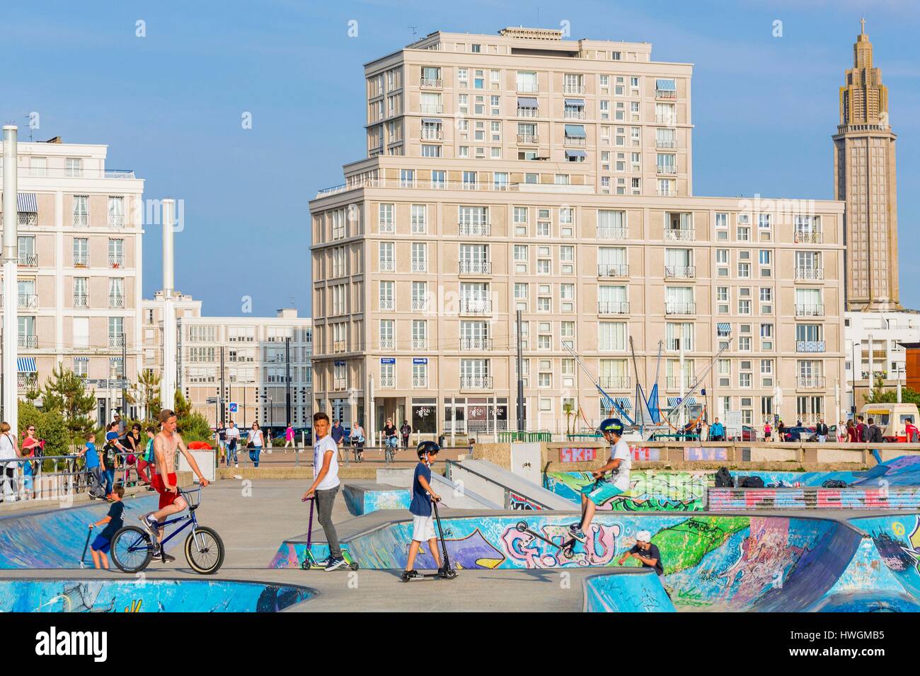 Francia, Seine Maritime, Le Havre, centro città elencati come patrimonio mondiale dall' UNESCO, skatepark (2006) con le Porte Oceane e il campanile della chiesa di San Giuseppe Foto Stock