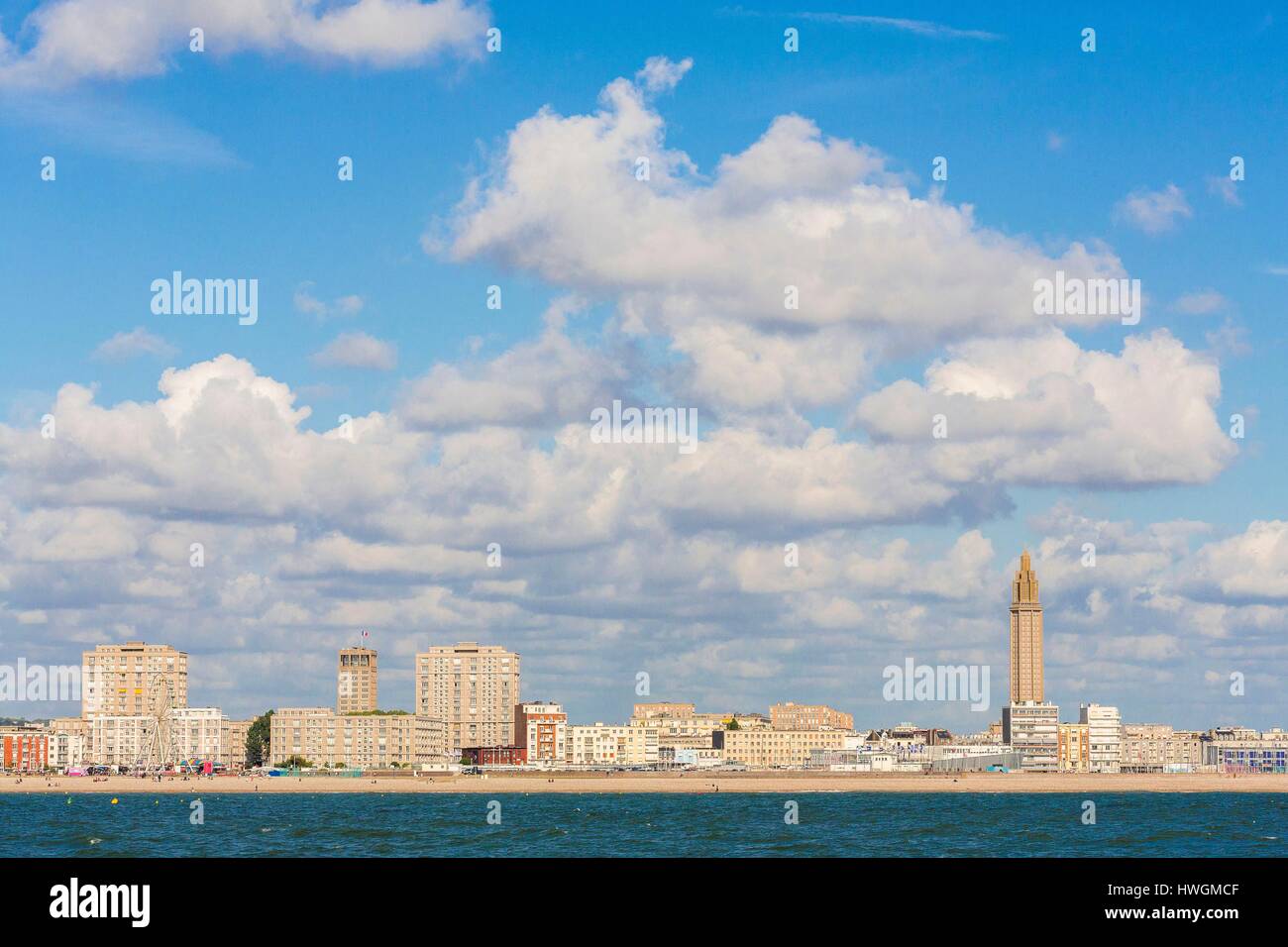 Francia, Seine Maritime, Le Havre, il lungomare con Porte Oceane e il campanile della chiesa di San Giuseppe Foto Stock
