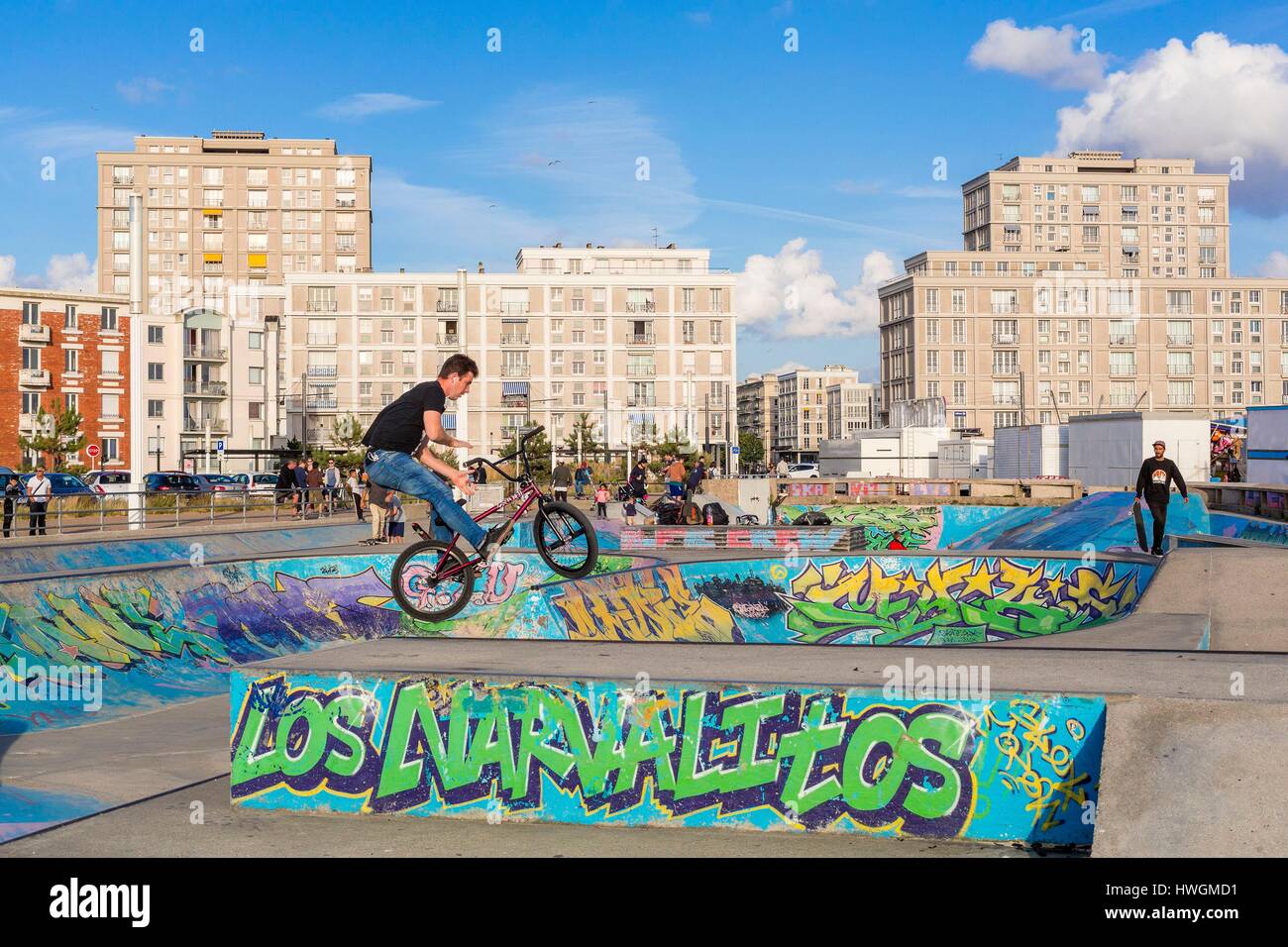 Francia, Seine Maritime, Le Havre, centro città elencati come patrimonio mondiale dall' UNESCO, skatepark sul lungomare con au Porte Oceane da Auguste Perret (1956) Foto Stock