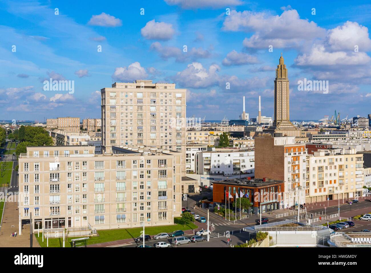 Francia, Seine Maritime, Le Havre, centro città elencati come patrimonio mondiale dall' UNESCO, Porte Oceane disegnato da Auguste Perret e completato nel 1956 con il campanile di San Giuseppe Foto Stock
