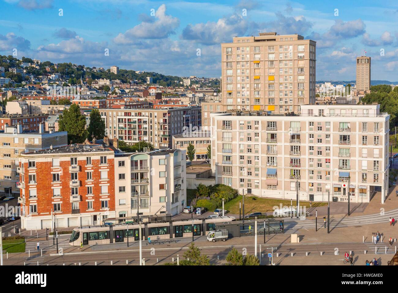 Francia, Seine Maritime, Le Havre, centro città elencati come patrimonio mondiale dall' UNESCO, Porte Oceane disegnato da Auguste Perret e completato nel 1956 con una linea tramviaria in primo piano Foto Stock