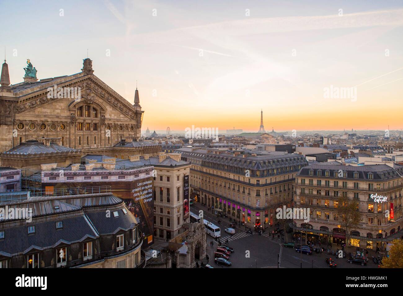 Francia, Parigi, l' Opera e la Torre Eiffel al calar della sera Foto Stock