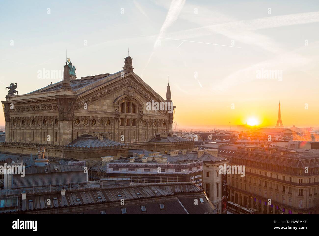Francia, Parigi, l' Opera e la Torre Eiffel al tramonto Foto Stock