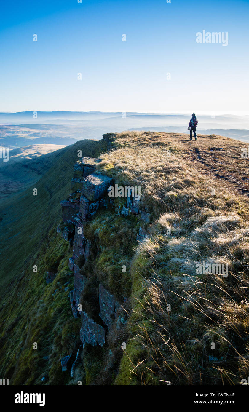 Il camminatore femmina sulla ventola Hir cresta che domina la valle Tawe in Brecon Beacons di South Wales UK Foto Stock