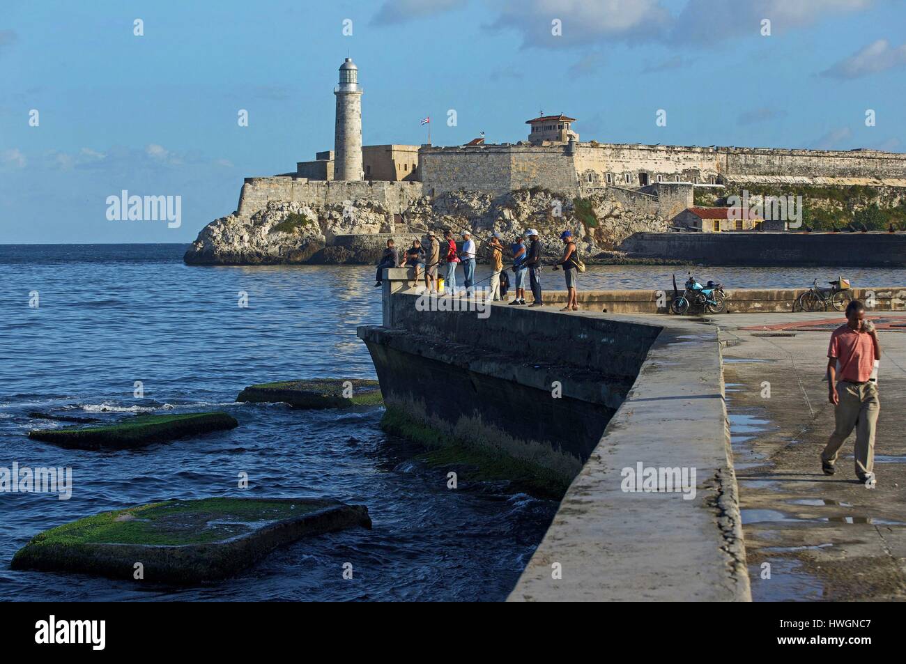 Cuba, La Habana, porto dell'Avana vecchia, pescatori a fronte del forte el  Morro Foto stock - Alamy