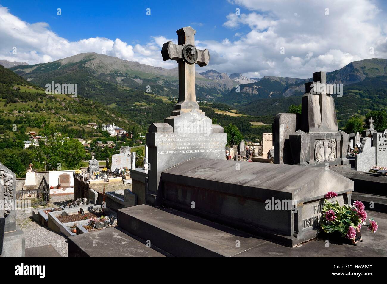 Francia, Alpes de Haute Provence, Ubaye valley, Jausiers il cimitero e la villa Messicana noto come il castello di Magnans in background Foto Stock