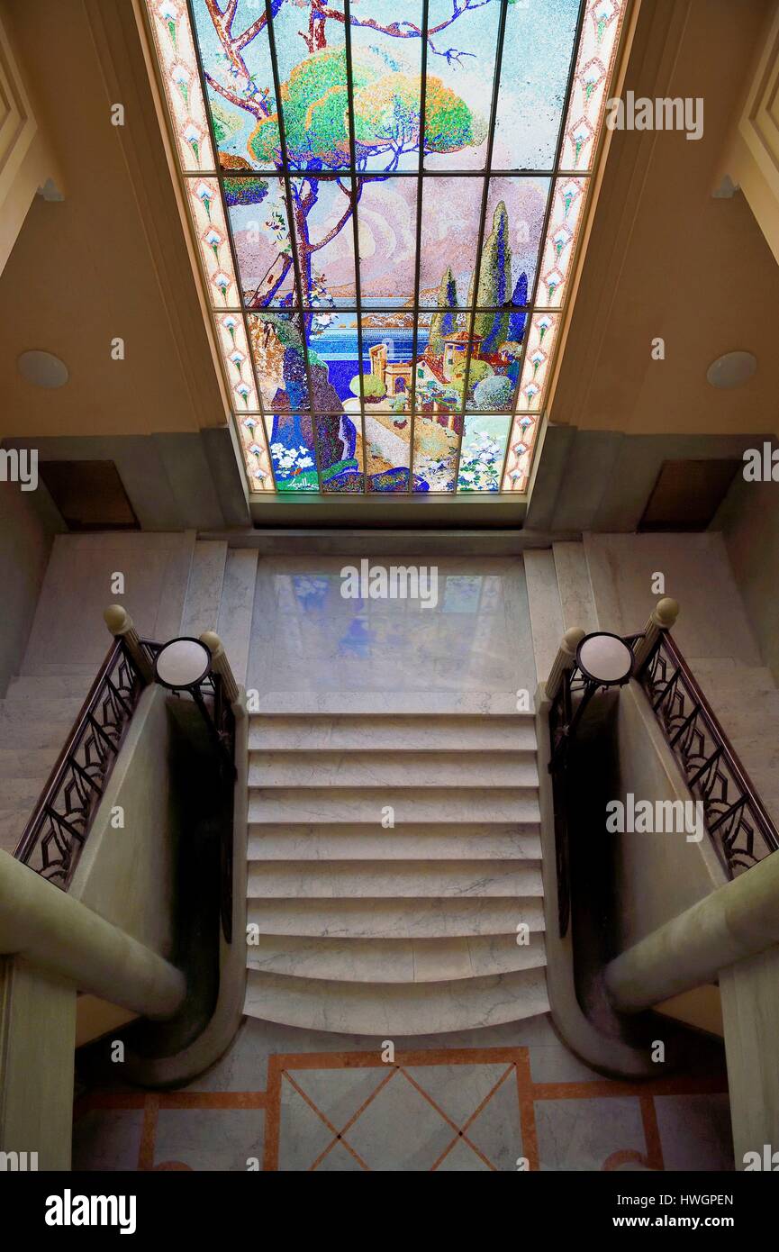 Francia, Alpes Maritimes, Nizza, quartiere Baumettes, la Gloria Mansions edificio art deco, la grande lobby, vetrate progettato da Lassalle, che rappresenta un paesaggio pointillist con fino a 5000 vetro mosaico pezzi per metro quadrato Foto Stock