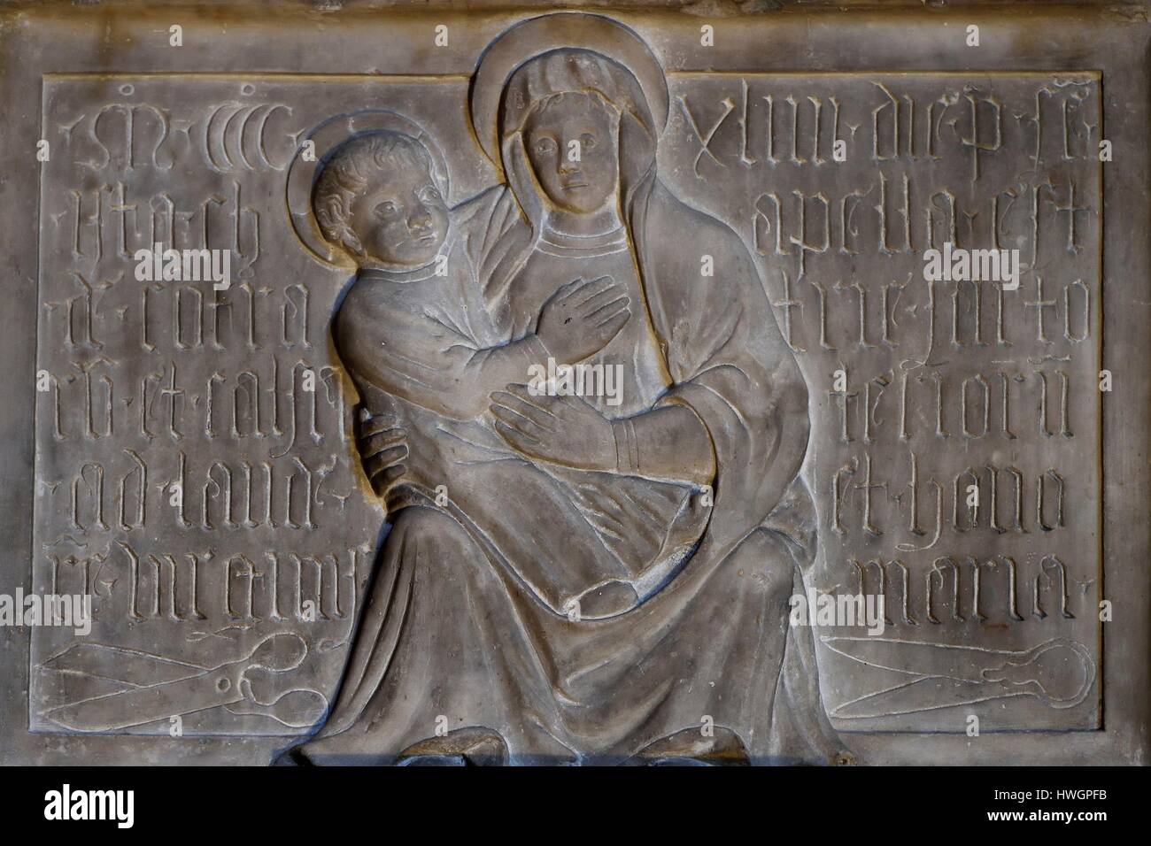 Francia, Alpes Maritimes, Nizza, città vecchia, église Saint-Martin-Saint-Augustin (St. Martin sant'Agostino) chiesa, uno della prima rappresentazione della forbice (in basso a sinistra) in questo bassorilievo dedicato alla Vergine Maria ha offerto dalla fraternità di sarti e chaussiers, risalente al 1444 Foto Stock