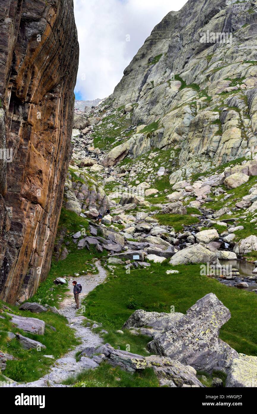 Francia, Alpes Maritimes, Parc national du Mercantour (Parco Nazionale del Mercantour), la Vallee des Merveilles (Valle delle Meraviglie) sparse con migliaia di incisioni rupestri risalenti all'età del bronzo, il muro di vetro che confina il GR 52 Foto Stock