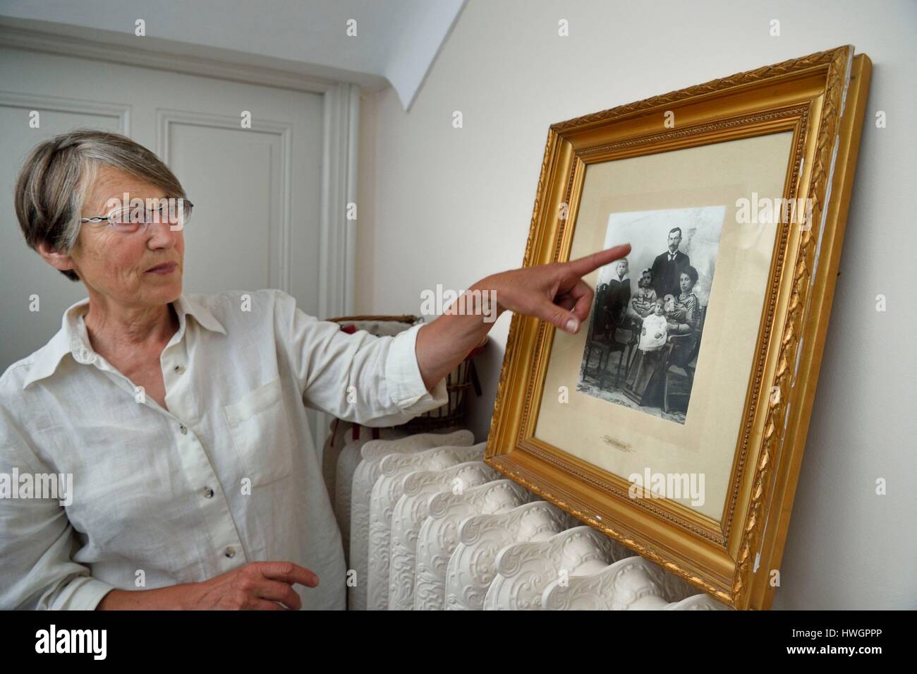 Francia, Alpes de Haute Provence, Ubaye valley, Jausiers, villa Messicana conosciuta come Villa San Carlos, Sophie Meche-Fourtoul nipote di Eugene Fourtoul (ritratto incorniciato) che è emigrato in Messico nei primi anni del XX secolo Foto Stock