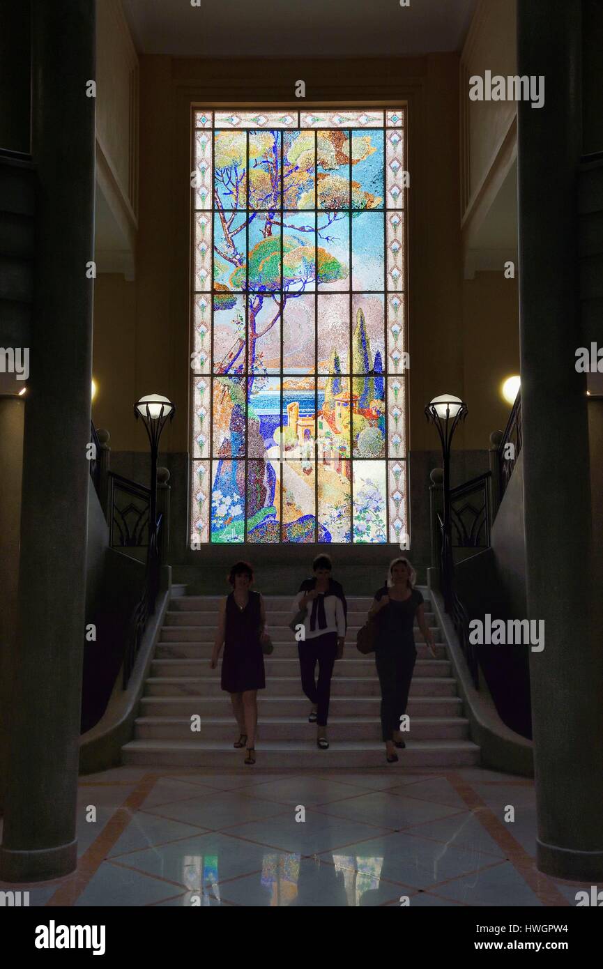 Francia, Alpes Maritimes, Nizza, quartiere Baumettes, la Gloria Mansions edificio art deco, la grande lobby, vetrate progettato da Lassalle, che rappresenta un paesaggio pointillist con fino a 5000 vetro mosaico pezzi per metro quadrato Foto Stock