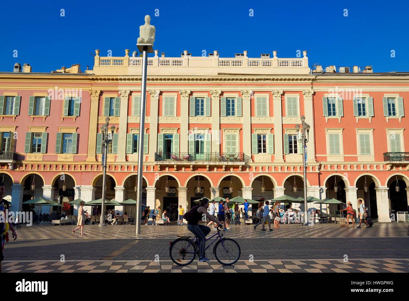 Francia, Alpes Maritimes, Nizza, Città Vecchia, Place Massena, statue di Jaume da Plensa a Foto Stock