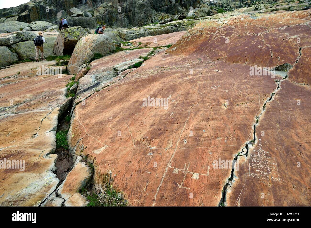 Francia, Alpes Maritimes, Parc national du Mercantour (Parco Nazionale del Mercantour), la Vallee des Merveilles (Valle delle Meraviglie) sparse con migliaia di incisioni rupestri risalenti all'età del bronzo, il giallo chiappes scisto cotto, il più grande hornlike figura della valle e un altro hornlike figura che probabilmente rappresentano un giogo di buoi e il suo ard aratro Foto Stock