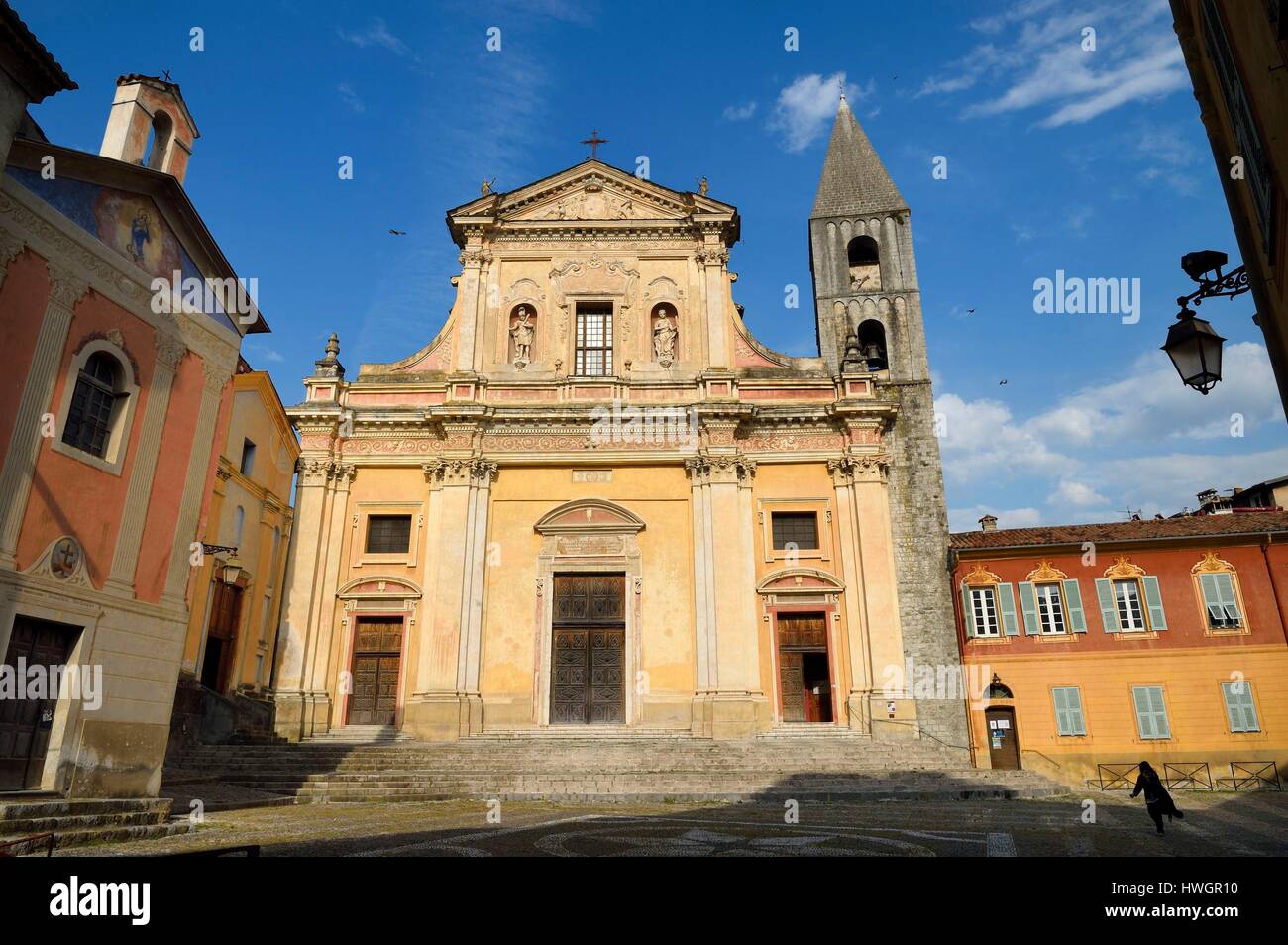 Francia, Alpes Maritimes, frazione Bevera Valle, Sospel, Place Saint Michel, San Michele cattedrale Foto Stock