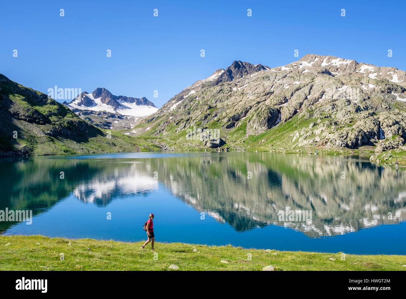 Francia, Savoie, Saint-Sorlin-d'Arves, escursione all'Etendard rifugio a partire da Croix de Fer pass, lago Bramant (o Grand Lake) (alt : 2448m) ai piedi dello Etendard picco (alt : 3464 m) Foto Stock