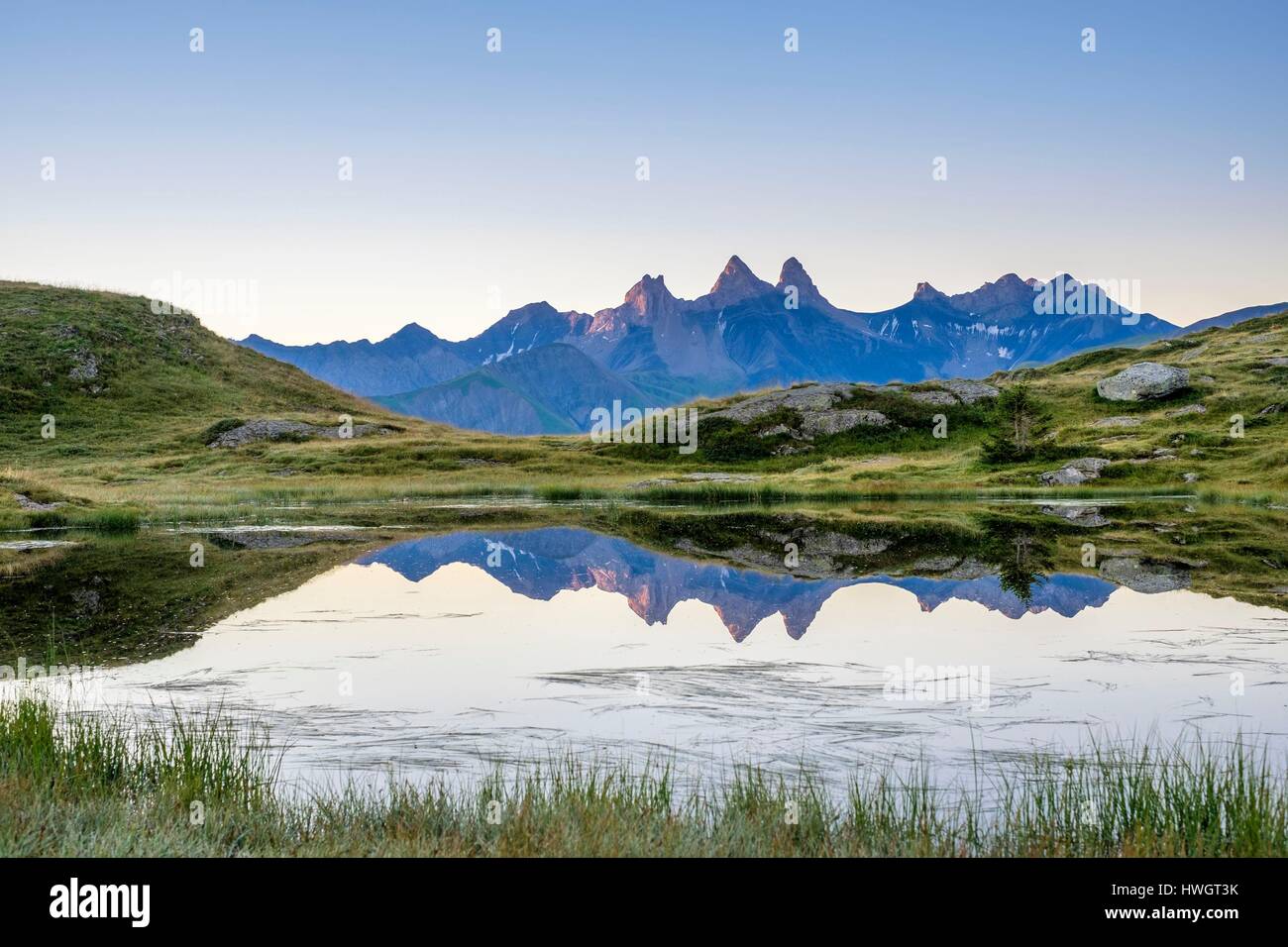 Francia, Savoie, Saint-Sorlin-d'Arves, Croix de Fer pass, Aiguilles d'Arves riflessa nel lago Potron (alt : 2050m) Foto Stock