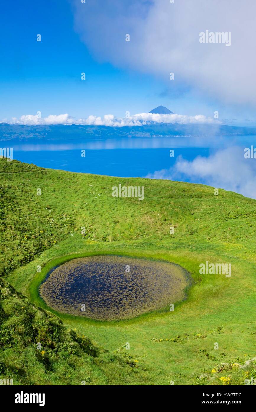 Il Portogallo, arcipelago delle Azzorre, Sao Jorge island, Riserva della Biosfera dall'UNESCO, la centrale di costone vulcanico è un susseguirsi di vecchi coni e crateri occupati da piccoli laghi Foto Stock