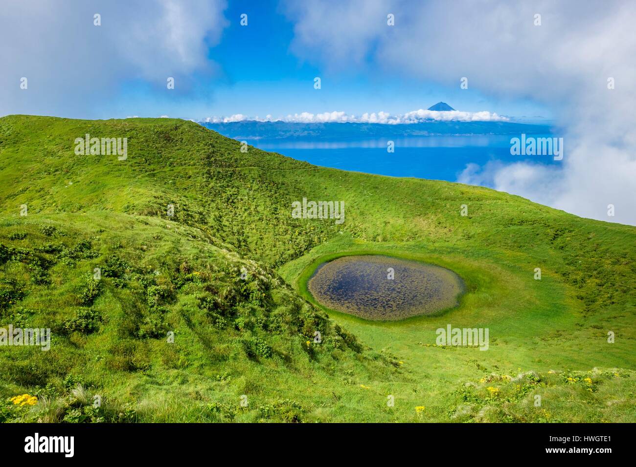 Il Portogallo, arcipelago delle Azzorre, Sao Jorge island, Riserva della Biosfera dall'UNESCO, la centrale di costone vulcanico è un susseguirsi di vecchi coni e crateri occupati da piccoli laghi Foto Stock